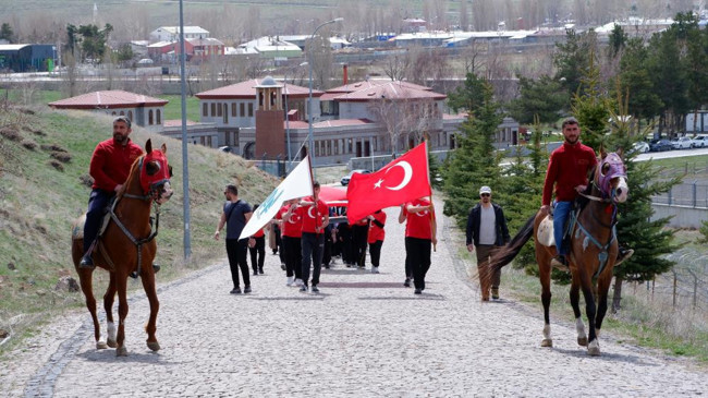 Erzurum’da öğrencilerin anlamlı yürüyüşü: Aziziye Tabyası’nda şehitlere saygı, Gazze’ye dua