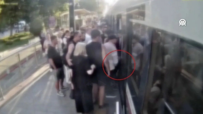 Türk polisinin dikkati kurtardı! Sultanahmet’te turisti soymaya çalışan hırsız tutuklandı - Resim : 2