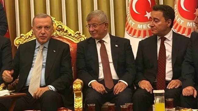 Davutoğlu’ndan Cumhurbaşkanı Erdoğan ile TBMM buluşmasına Hadisli yorum: Tebessüm sadakadır! Tabii ki saygımı gösteririm