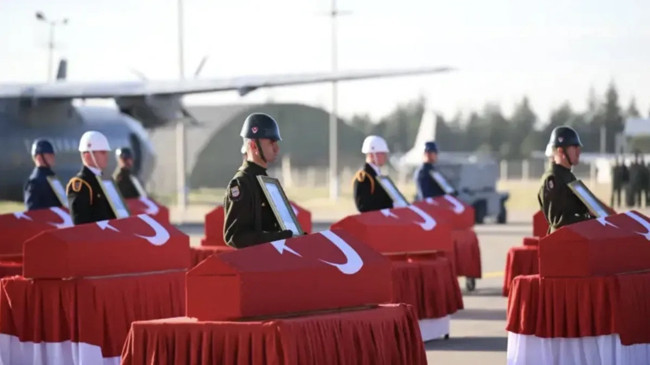 Murat Bardakçı’dan C-130 kazası sonrası “milli yas” tartışmasına tarihi açıklama: Şehit askerler için matem ilan edilmesi geleneğimizde yoktur - Resim : 3