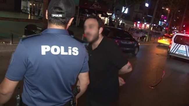 Kadıköy'de olaylı gece! Alkollü sürücü ve arkadaşı ekiplere zorluk çıkardı: Tehdit ettiler... - Resim : 2