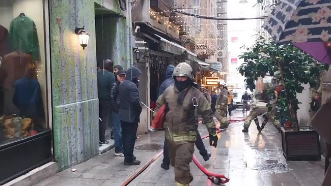 Asmalı Mescit'te korkutan yangın! Restoranın mutfak bölümü alev aldı! Büyük paniğe neden oldu...