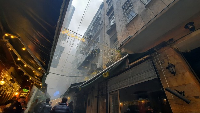 Asmalı Mescit'te korkutan yangın! Restoranın mutfak bölümü alev aldı! Büyük paniğe neden oldu... - Resim : 4
