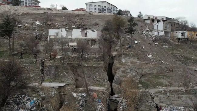 Ankara'daki deprem sonrası korkutan olay! Yarıklar oluştu! "Her gün kayıyoruz" diyen mahalleli tedirgin... - Resim : 2