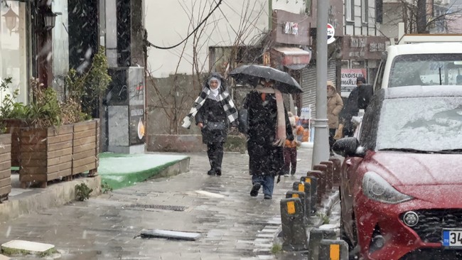 Beklenen kar İstanbul'a giriş yaptı! İstanbul Havalimanı yolu beyaza büründü... Kar kaç gün yağacak? - Resim : 5