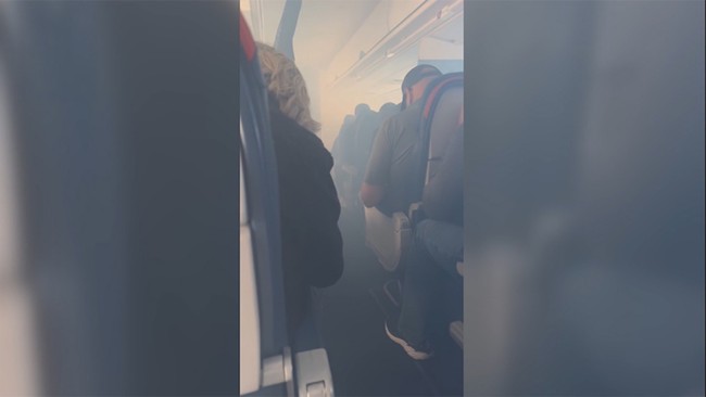 ABD'de havada panik! Uçağın içi dumanla kaplandı, yolcular tahliye edildi! O anlar kamerada..