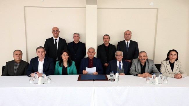 Öcalan'dan tarihi çağrı geldi! Ahmet Türk Arapça, Pervin Buldan Türkçe okudu: PKK kendisini lağvetmeli, silah bırakma çağrısı yapıyorum!