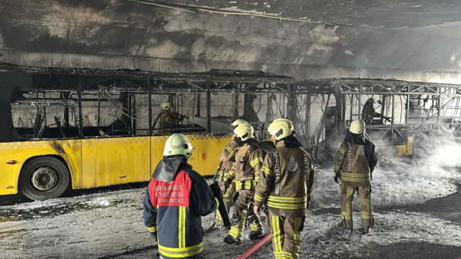 Başakşehir’de korku dolu anlar: İETT otobüsü alt geçitte alev aldı! Saniye saniye kamerada... - Resim : 2
