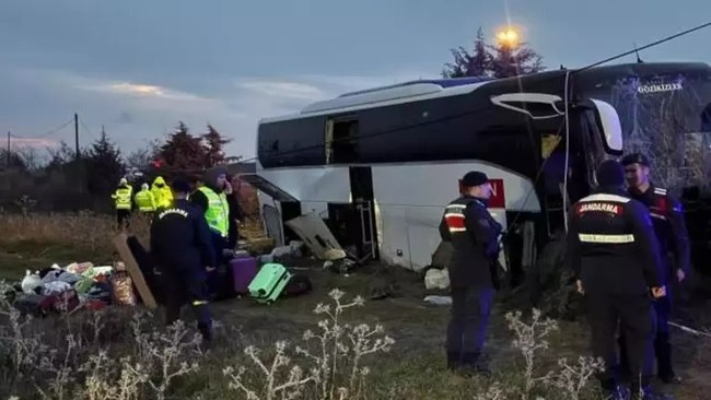 Yunanistan'dan gelen yolcu otobüsü Çanakkale'de kaza yaptı: 3'ü ağır 11 yaralı var... - Resim : 3