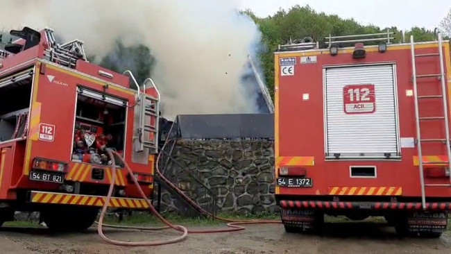 Sapanca’da bungalov alevlere teslim: İtfaiye son anda yetişti