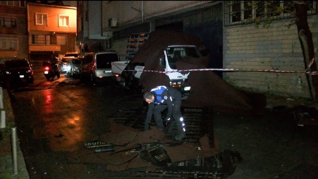 İstanbul lodosta savruldu: Beyoğlu'nda ahşap bina çöktü, Kağıthane'de çatılar uçtu! - Resim : 3