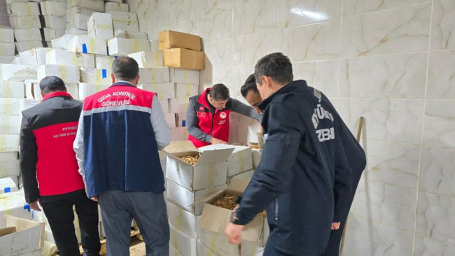 Vatandaşı zehirleyeceklerdi! Şanlıurfa'da 11 ton kurtlanmış ceviz içi ele geçirildi