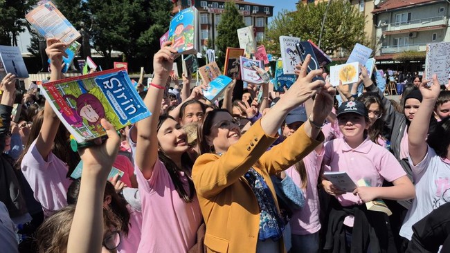 Bartın’da kitap okuma şenliği: Vali Arslan’a çocuklardan büyük sevgi