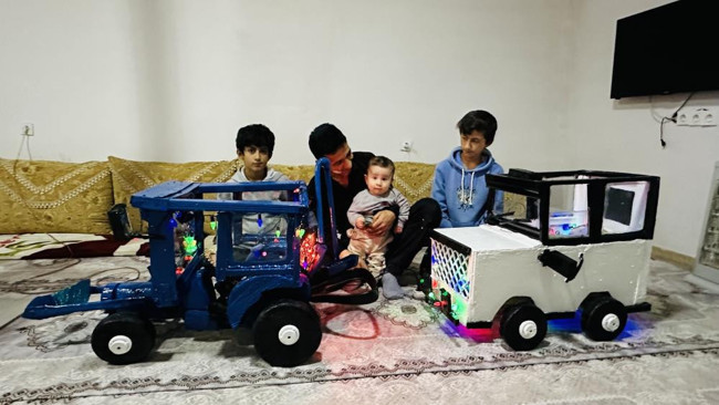 Yüksekovalı babanın yürek ısıtan çabası: Atık malzemelerden çocuklarına oyuncak araba ve traktör yaptı