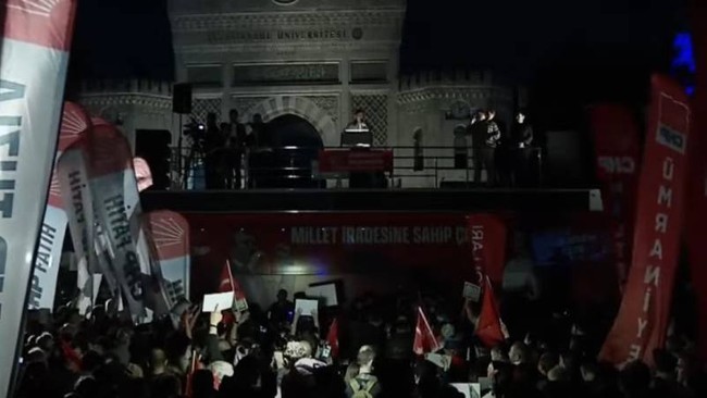 CHP'li Bahadır Erdem'in 'Bizi karanlıkta bıraktılar' provokasyonuna Fatih Belediye Başkanı Turan'dan sert tepki: Beyazıt Meydanı’nda tüm yetki ve sorumluluk İBB'ye aittir!