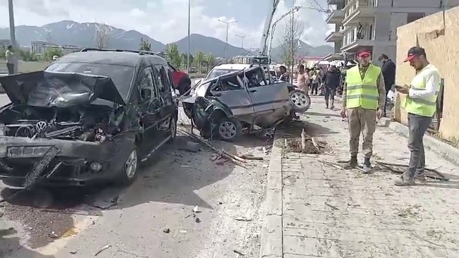 Freni boşalan beton mikseri Erzurum'u savaş alanına çevirdi: Onlarca araca çarptıktan sonra devrildi