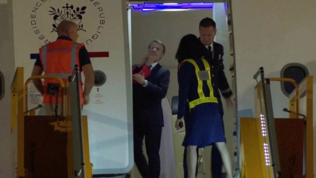 Dünya o tokadı konuşurken Macron çifti Endonezya’da el ele poz verdi! 'Buzları erittik' mesajı...