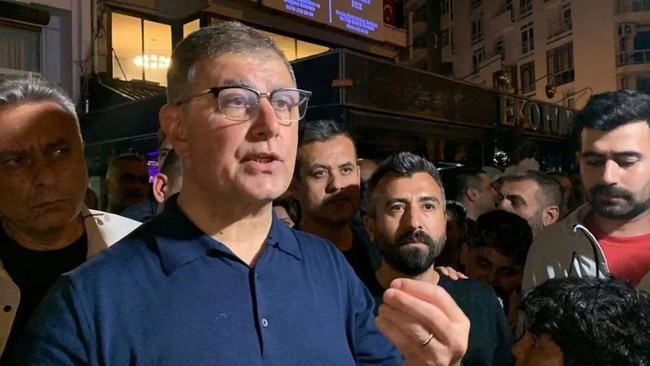 DİSK’le pazarlıkta çuvallayan Cemil Tugay çöp yığınlarının arasında kaldı: Seçimde oy istediği sendikaya şimdi fırça attı! - Resim : 2