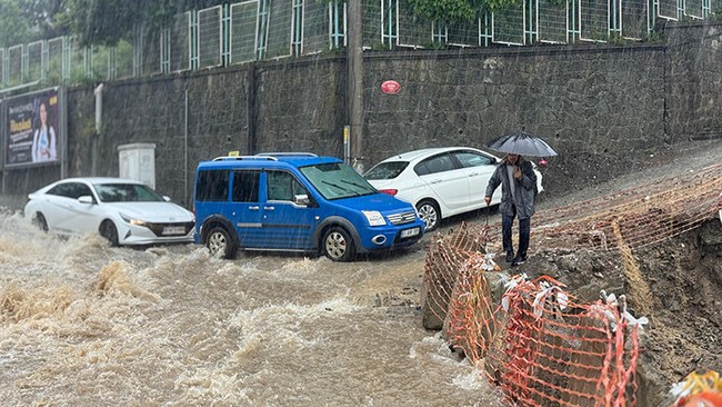 Trabzon'da yaz yağmuru sele döndü! Uzun zamandır böylesi görülmedi: Cadde ve sokaklar suyla doldu! - Resim : 2