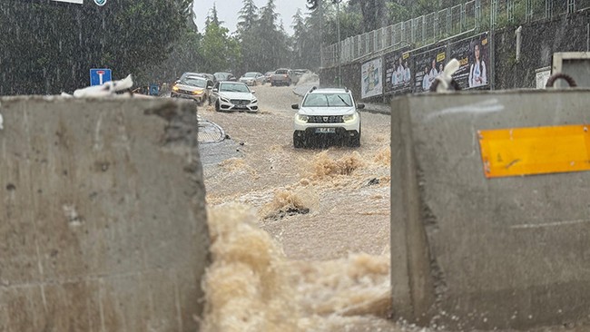Trabzon'da yaz yağmuru sele döndü! Uzun zamandır böylesi görülmedi: Cadde ve sokaklar suyla doldu! - Resim : 3