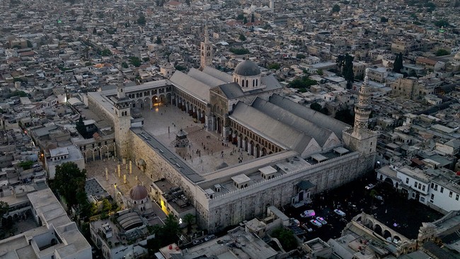 Suriye’de Esad sonrası ilk bayram: Emevi Camisi’nde binler tekbirlerle saf tuttu