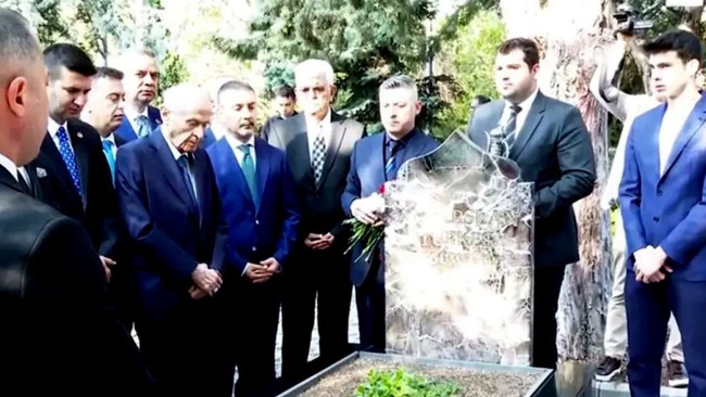 Devlet Bahçeli, Alparslan Türkeş’in kabrini ziyaret etti! Dikkat çeken mesaj: Bütün partiler Türkiye partisi olmalı! Darbeler anayasası yok edilmeli