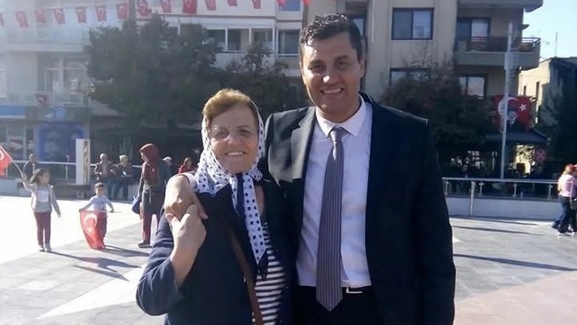 Ferdi Zeyrek'in annesi oğlunun tabutuna sarılırken fenalaştı... Cenaze töreninde yürek burkan anlar - Resim : 4