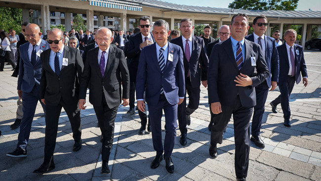 Butlan resti sonrası ilk temas! Kılıçdaroğlu ve Özel cenazede karşı karşıya geldi, gerginlik gözlerden kaçmadı...