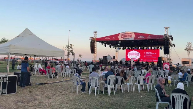 İBB’nin Özgürlük ve Demokrasi Şenliği hüsrana uğradı: Avcılar sahilinde sadece birkaç sandalye doldu...