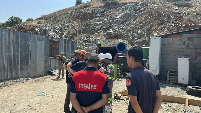 Elazığ'da maden ocağında göçük! Yerin metrelerce altında umut bekleyişi... Bir işçi göçük altında mahsur kaldı - Resim : 2