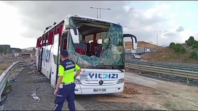 Virajı alamayan otobüs devrildi, 4 ölü 26 yaralı! Kuzey Marmara Otoyolu'ndaki feci kaza anı kamerada
