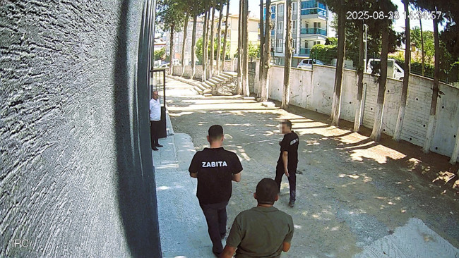 CHP’li başkan zabıtaları parke taşı döşemeye zorladı: Reddedenlerin sırtında sopa kırdı!