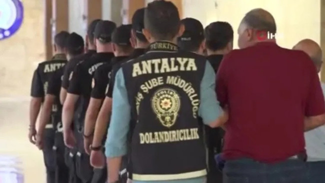 Antalya’da dublör çetesi çökertildi! 780 milyonluk vurgun planı pes dedirtti! 96 yaşındaki mağdurun şok ifadesi: Hayatım boyunca Antalya’ya hiç gitmedim!