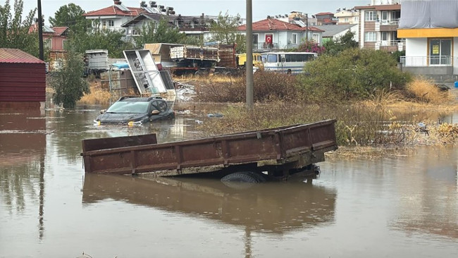 Muğla’da sağanak kabusu: Evleri su bastı, araçlar sular altında kaldı, mezarlıklar göle döndü! - Resim : 3
