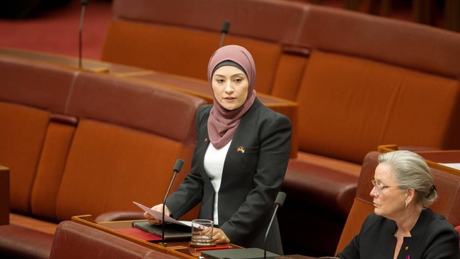 Avustralya'nın ilk başörtülü senatörü Fatima Payman’a ahlaksız teklif: Sana biraz içki verelim, masada dans etmeni izleyelim