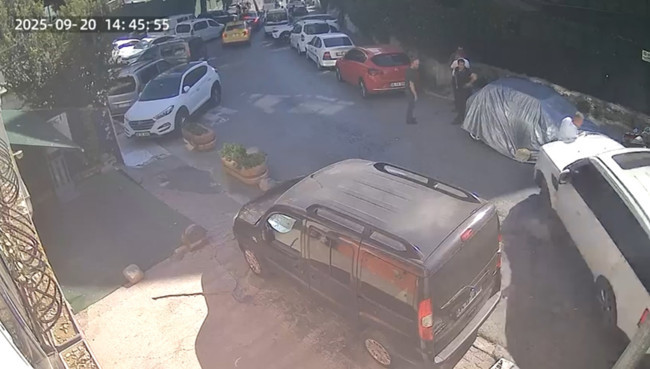 Beyoğlu’nda dehşet anları: Cip sürücüsü, yayayı iki araç arasında sıkıştırıp altına aldı! - Resim : 2
