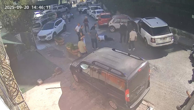 Beyoğlu’nda dehşet anları: Cip sürücüsü, yayayı iki araç arasında sıkıştırıp altına aldı!