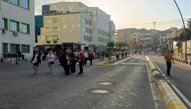 İstanbul’da ulaşım krizi! 3 bin otobüs sefere çıkmadı, duraklar doldu, vatandaş isyan etti - Resim : 2