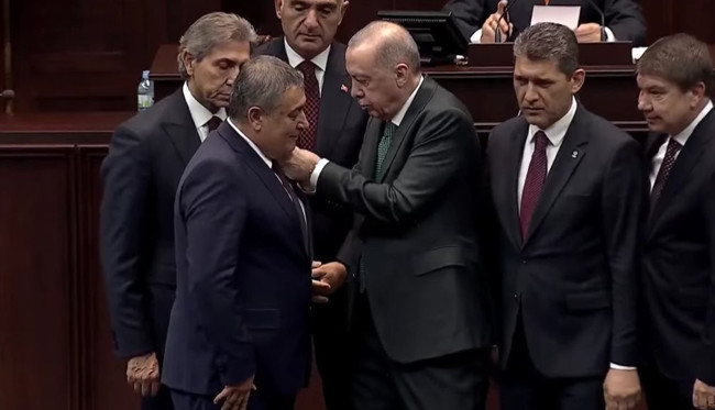 CHP’li ve YRP’li iki belediye başkanı AK Parti’ye geçti: İsa Yıldırım ve Necati Koç’a rozetlerini Cumhurbaşkanı Erdoğan taktı
