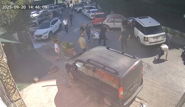 Beyoğlu’nda dehşet anları: Cip sürücüsü, yayayı iki araç arasında sıkıştırıp altına aldı! - Resim : 3