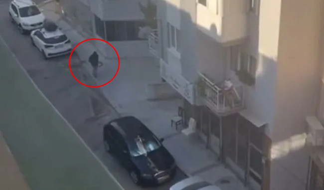 İzmir'deki karakol saldırısının ilk görüntüsü ortaya çıktı!16 yaşındaki cani kurşun sıka sıka gelmiş