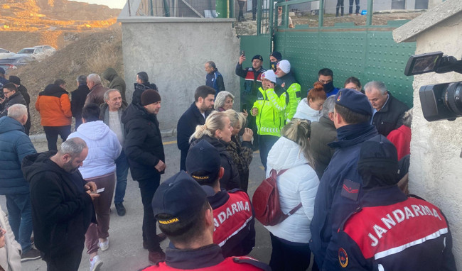 CHP'li Mamak Belediyesi'nde skandal! Köpekler açlıktan birbirini yedi... Barınaktaki köpekleri tek tek sokağa saldılar! - Resim : 2