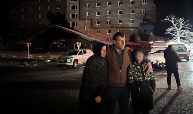 78 kişiye mezar olan Grand Kartal Otel'in önünde 'hatıra fotoğrafı' çektiren aile şoke etti!