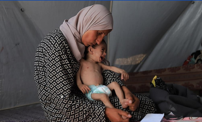 Bir avuç unu yerden toplayıp çantasına doldurdu! Gazzeli çocuğun çaresizliği, insanlığın utancı oldu - Resim : 3