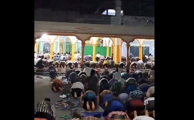 Sosyal medyada viral oldu: Bu camide teravih namazı 10 dakikada kılınıyor!