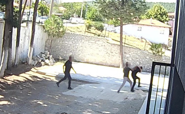 CHP’li başkan zabıtaları parke taşı döşemeye zorladı: Reddedenlerin sırtında sopa kırdı! - Resim : 2