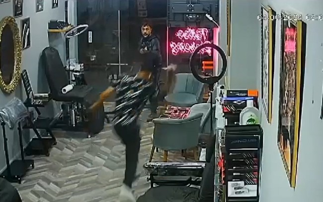 Rakip dövmeciyi basıp dehşet saçtı! Pompalı tüfekle 2 kişiyi yaraladı... - Resim : 2