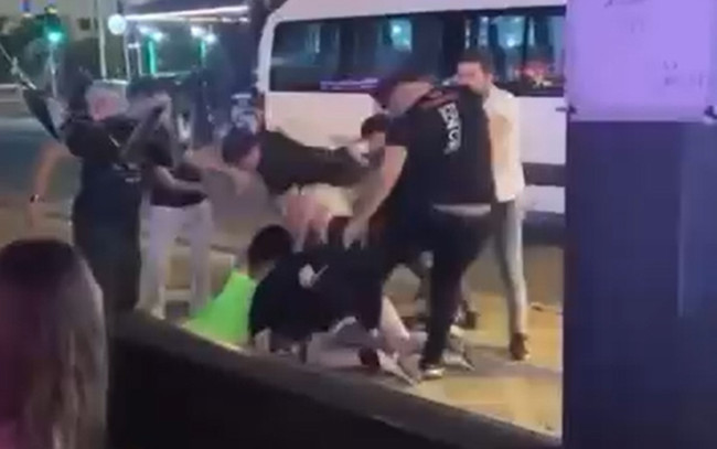Sonra da turist gelmiyor diye ağlıyorlar... Marmaris'te şok görüntüler: Kadın turistleri darp ettiler!
