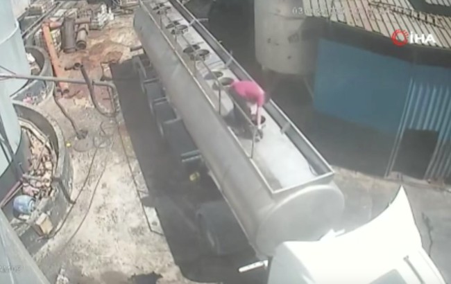 Ağzında sigarayla açtı, tanker kapağı bomba gibi patladı! Dehşet anı kamerada