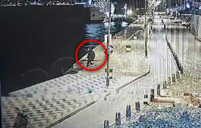Adım adım ölüme gidiş... İzmir'de denize düşerek hayatını hayatını kaybeden adamın görüntüleri ortaya çıktı!